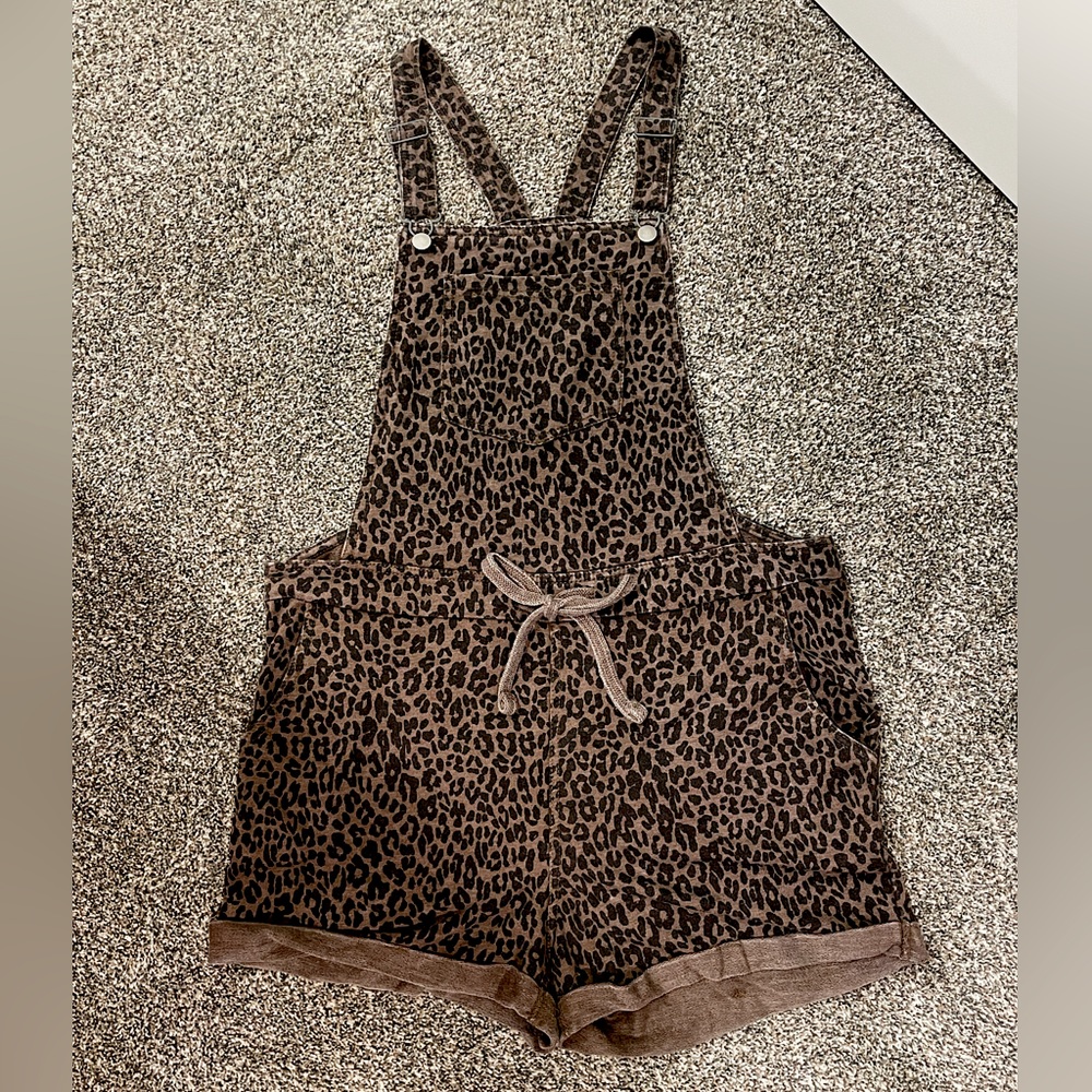 🚫SOLD🚫 Wallflower women’s leopard overalls
